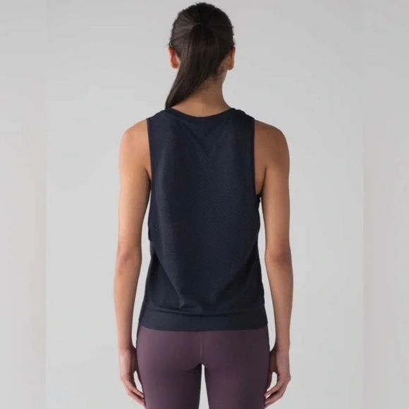 Lululemon sz 4 navy blue mesh breeze by muscle tank II - Picture 3 of 8